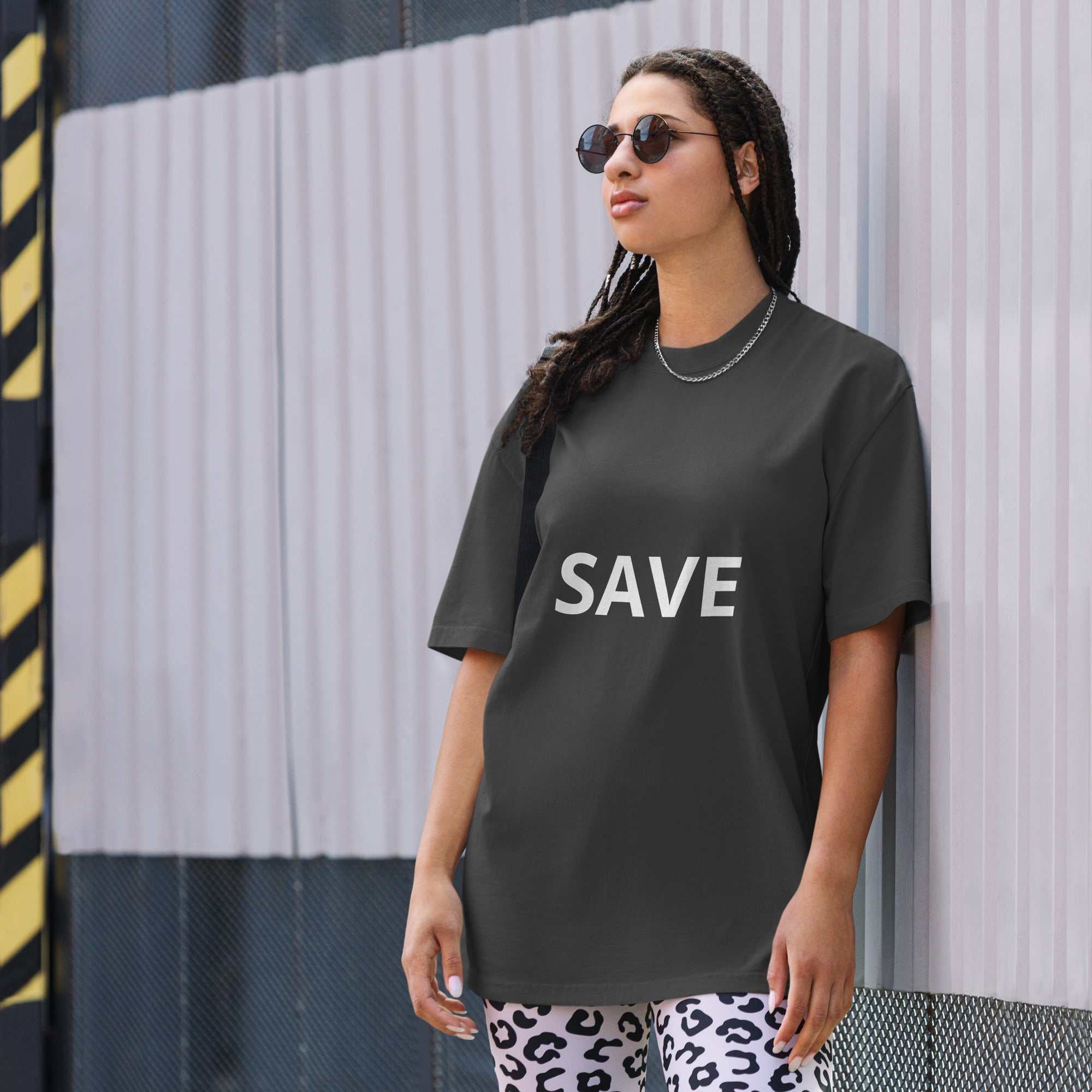 "SAVE" Oversized T-Shirt mit verwaschenem LookDas Oversized T-Shirt mit verwaschenem Look ist ein vielseitiges Kleidungsstück für alle, die sich gerne in mehreren Schichten kleiden und einzigartige Kreationen sc-Shirt mit verwaschenem