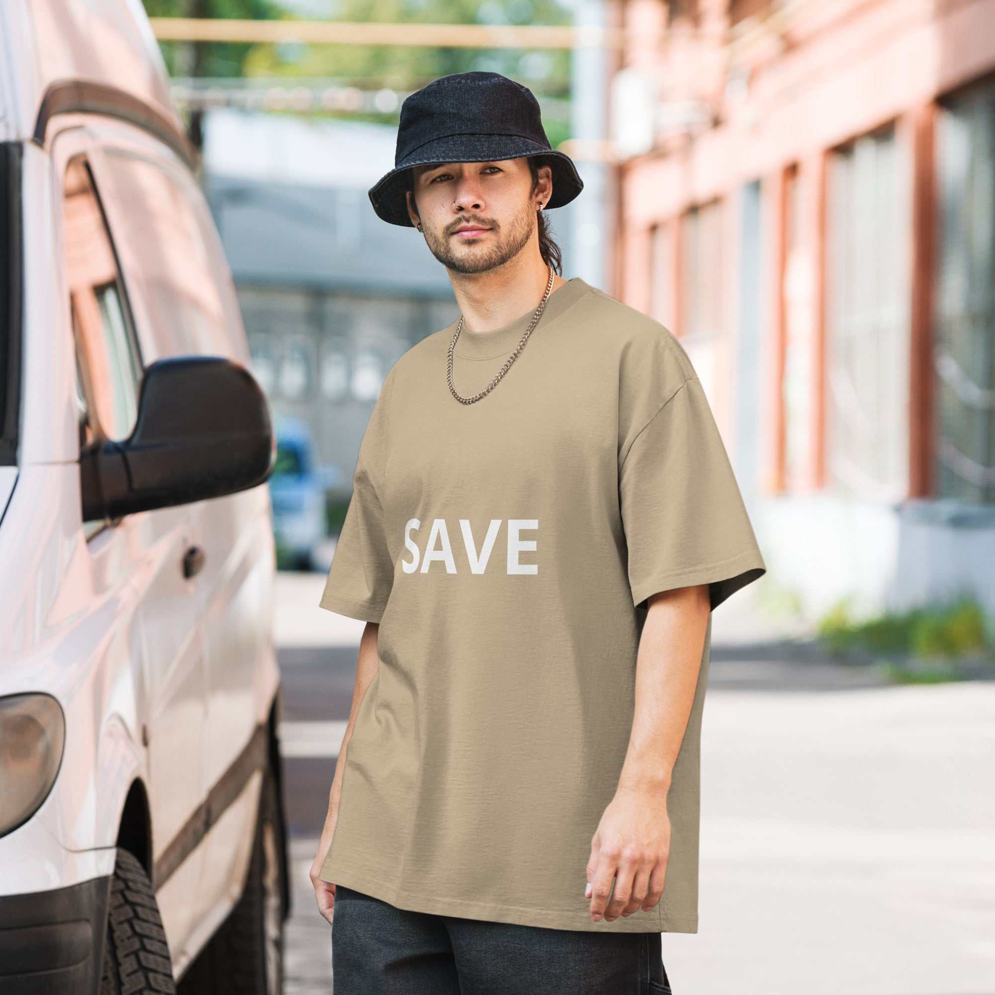 "SAVE" Oversized T-Shirt mit verwaschenem LookDas Oversized T-Shirt mit verwaschenem Look ist ein vielseitiges Kleidungsstück für alle, die sich gerne in mehreren Schichten kleiden und einzigartige Kreationen sc-Shirt mit verwaschenem