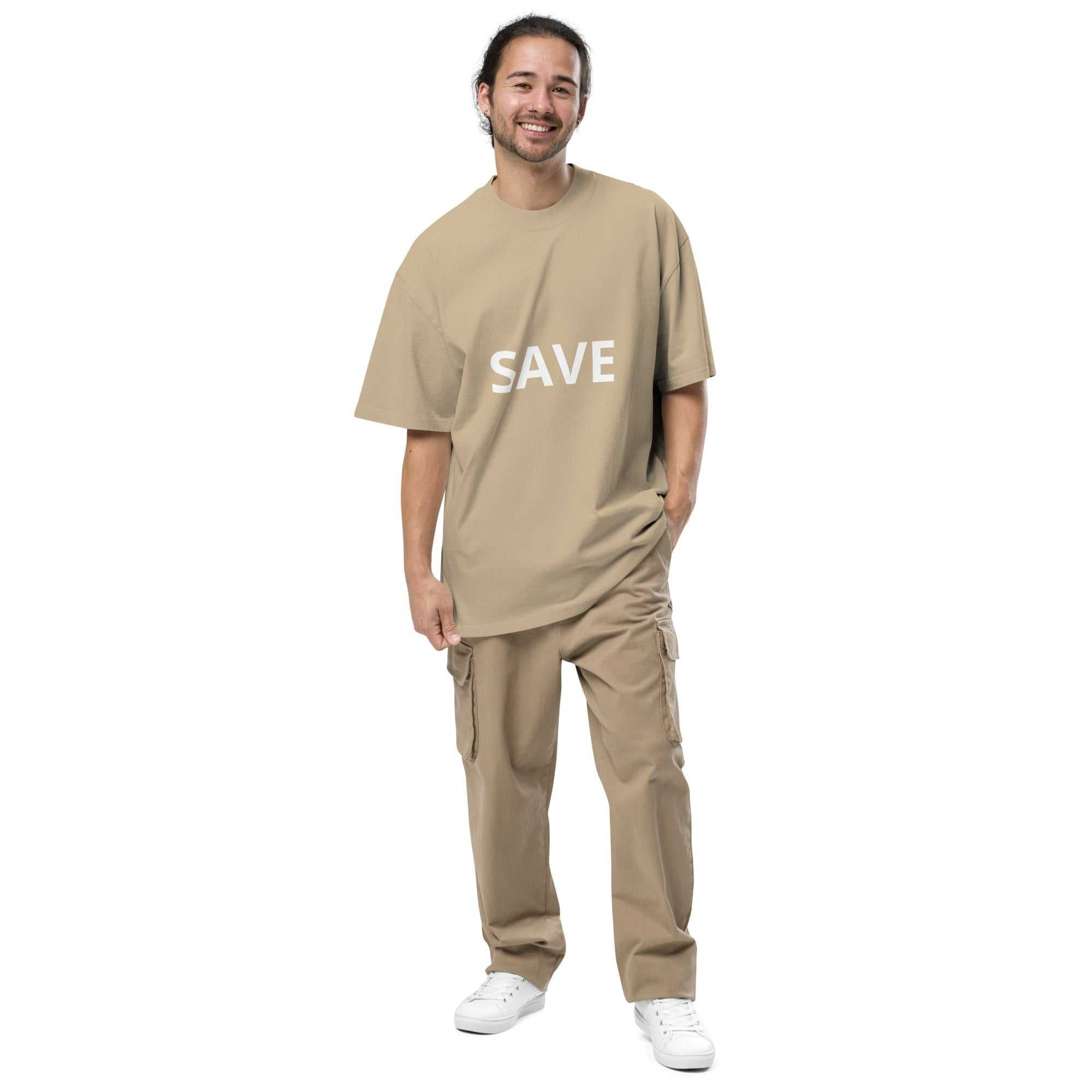 "SAVE" Oversized T-Shirt mit verwaschenem LookDas Oversized T-Shirt mit verwaschenem Look ist ein vielseitiges Kleidungsstück für alle, die sich gerne in mehreren Schichten kleiden und einzigartige Kreationen sc-Shirt mit verwaschenem