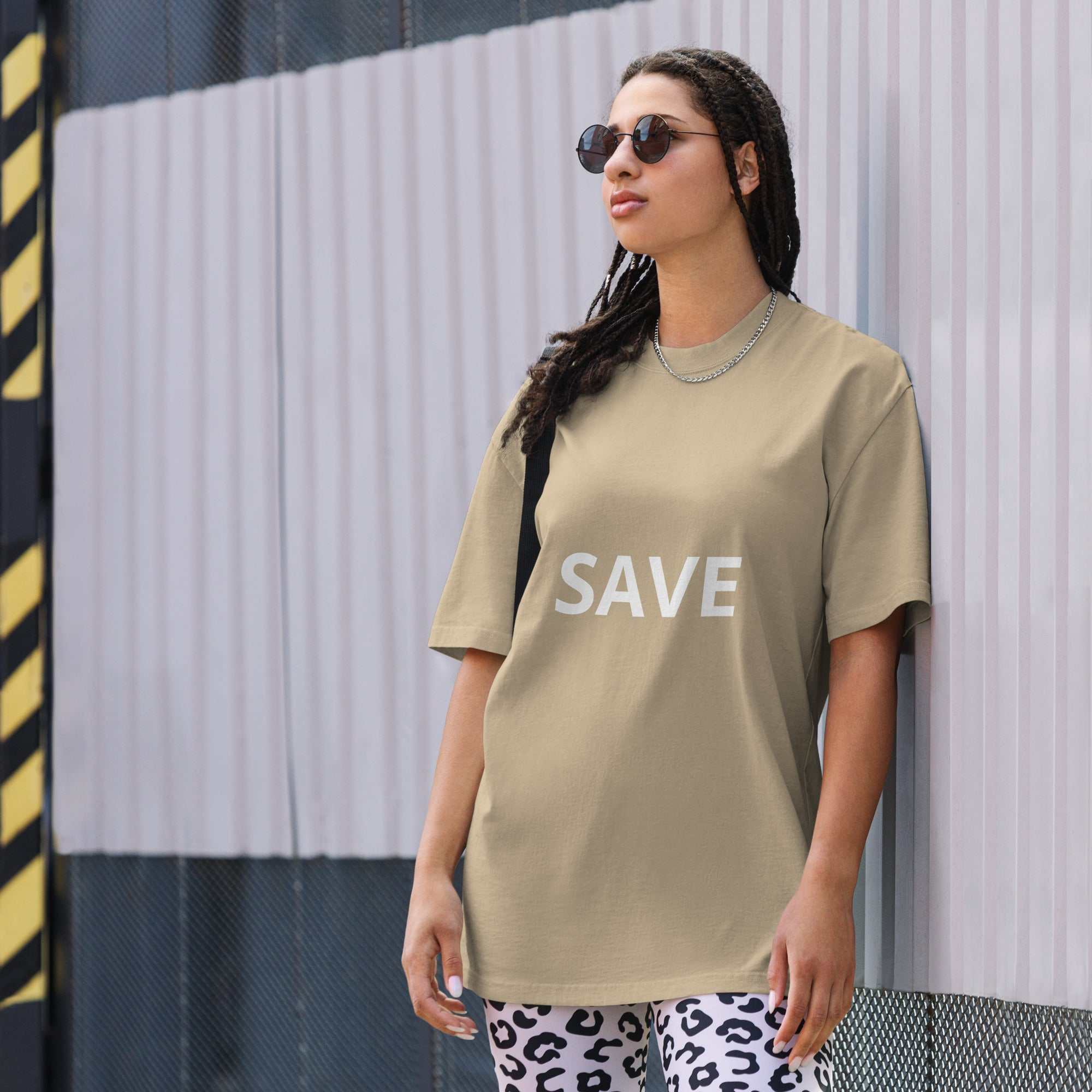 "SAVE" Oversized T-Shirt mit verwaschenem LookDas Oversized T-Shirt mit verwaschenem Look ist ein vielseitiges Kleidungsstück für alle, die sich gerne in mehreren Schichten kleiden und einzigartige Kreationen sc-Shirt mit verwaschenem