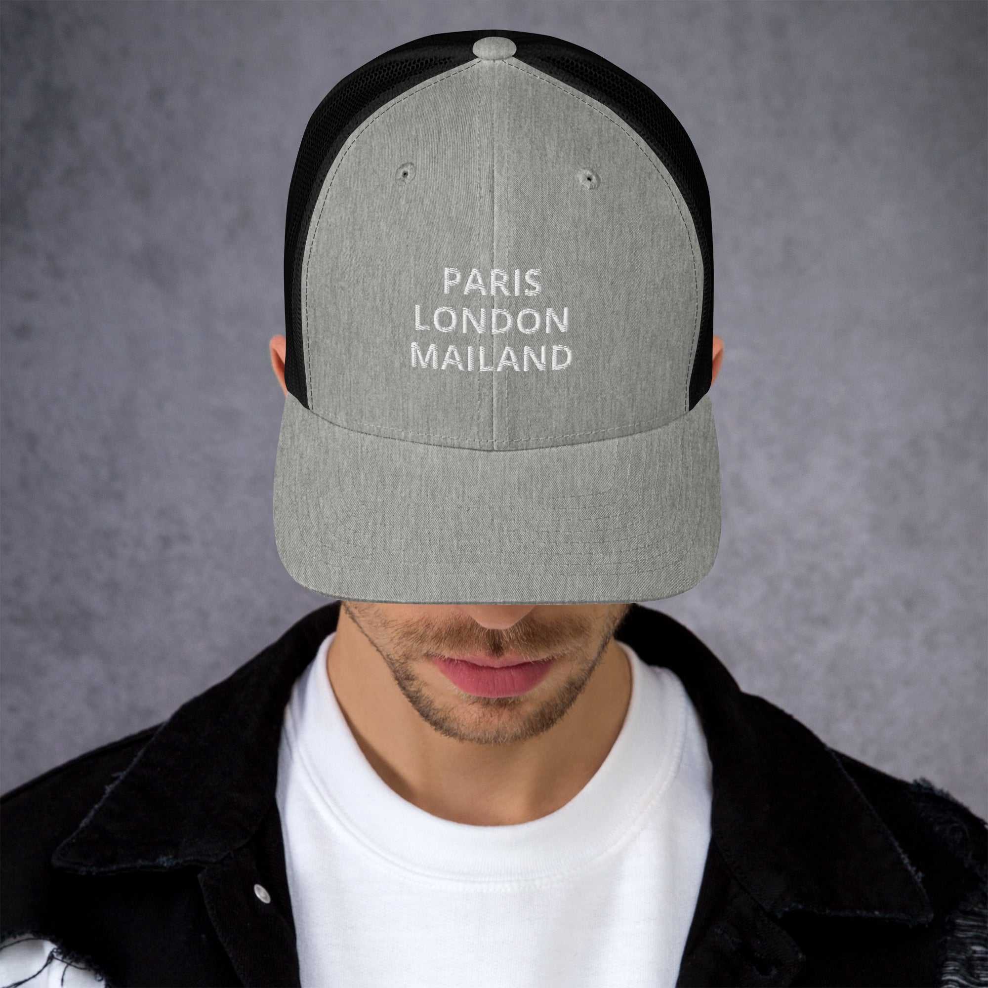 "Paris, London, Mailand" Trucker-CapDiese 6-Panel Trucker-Cap mit Netzrücken ist eine bequeme und klassische Wahl für einen perfekten Tag in der Sonne.

• 60 % Baumwolle, 40 % Polyester
• Kopfumfang: 5"Paris, London, Mailand" Trucker-Cap