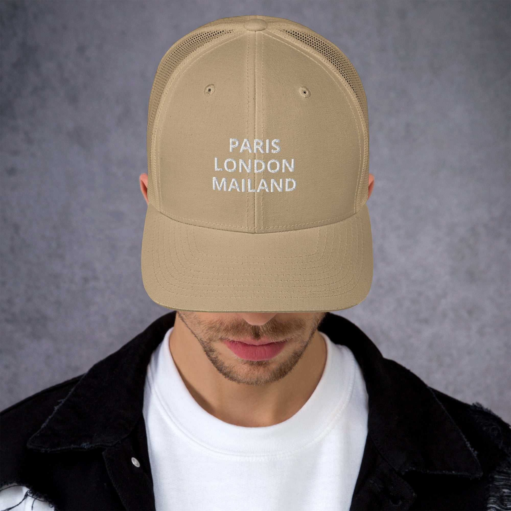 "Paris, London, Mailand" Trucker-CapDiese 6-Panel Trucker-Cap mit Netzrücken ist eine bequeme und klassische Wahl für einen perfekten Tag in der Sonne.

• 60 % Baumwolle, 40 % Polyester
• Kopfumfang: 5"Paris, London, Mailand" Trucker-Cap