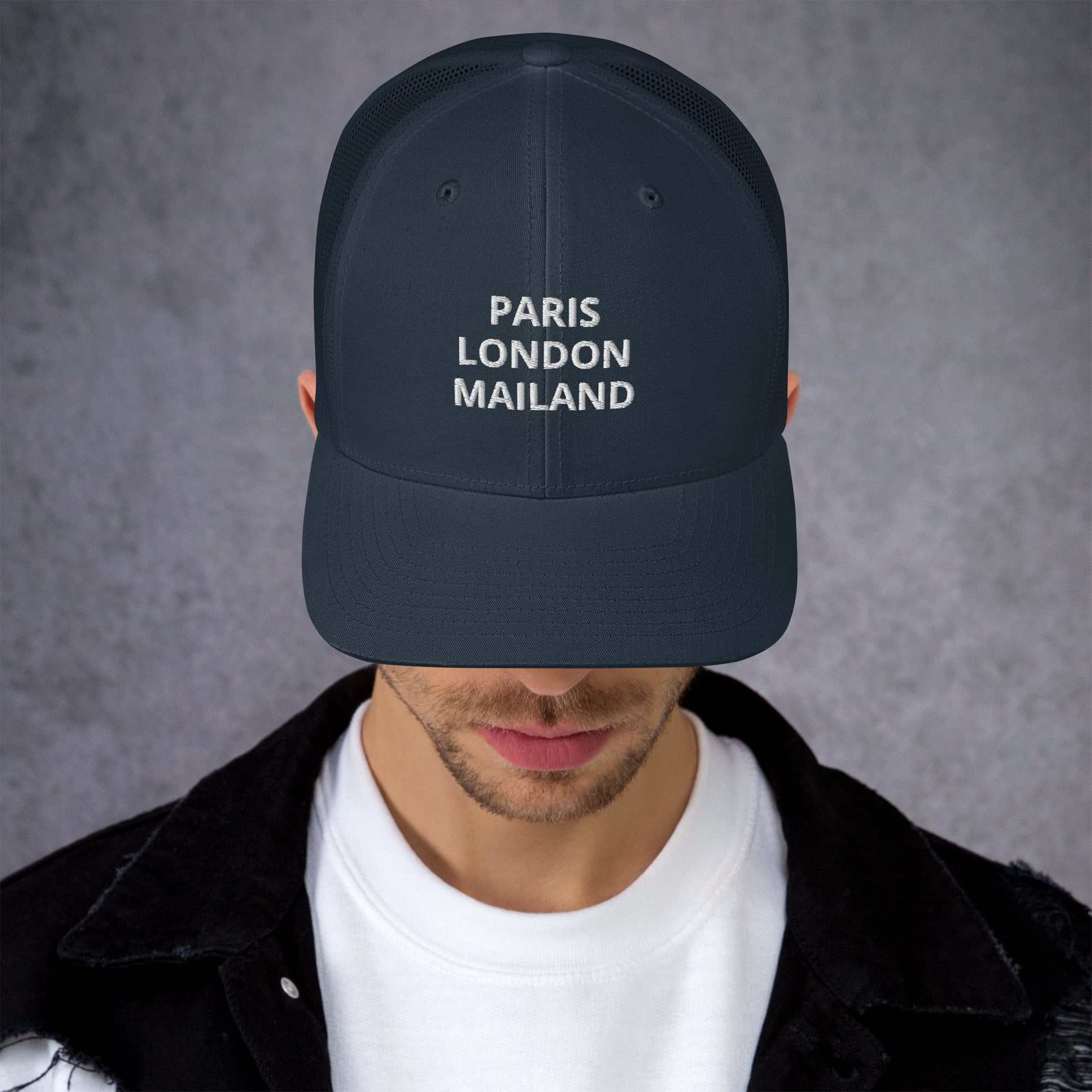 "Paris, London, Mailand" Trucker-CapDiese 6-Panel Trucker-Cap mit Netzrücken ist eine bequeme und klassische Wahl für einen perfekten Tag in der Sonne.

• 60 % Baumwolle, 40 % Polyester
• Kopfumfang: 5"Paris, London, Mailand" Trucker-Cap