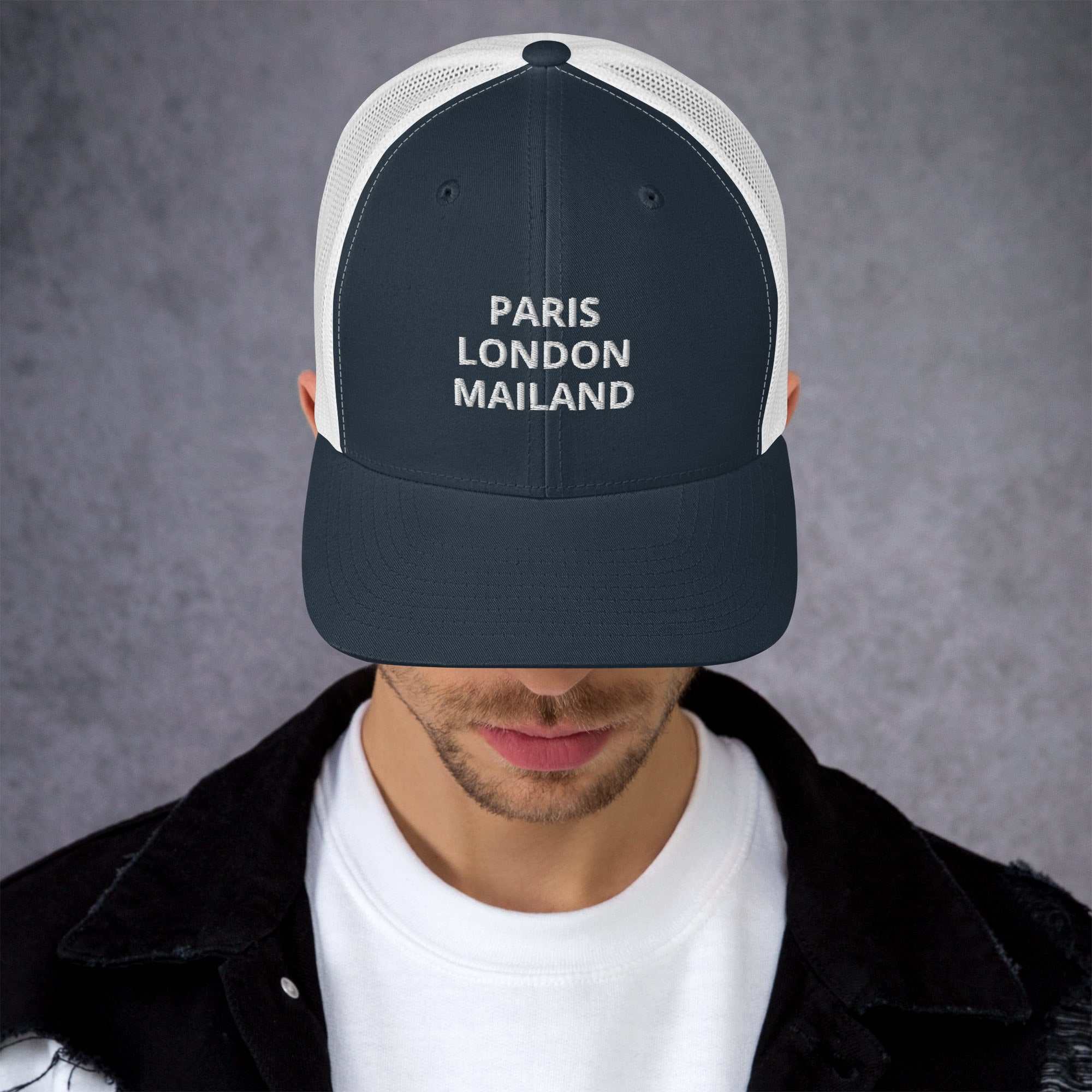 "Paris, London, Mailand" Trucker-CapDiese 6-Panel Trucker-Cap mit Netzrücken ist eine bequeme und klassische Wahl für einen perfekten Tag in der Sonne.

• 60 % Baumwolle, 40 % Polyester
• Kopfumfang: 5"Paris, London, Mailand" Trucker-Cap