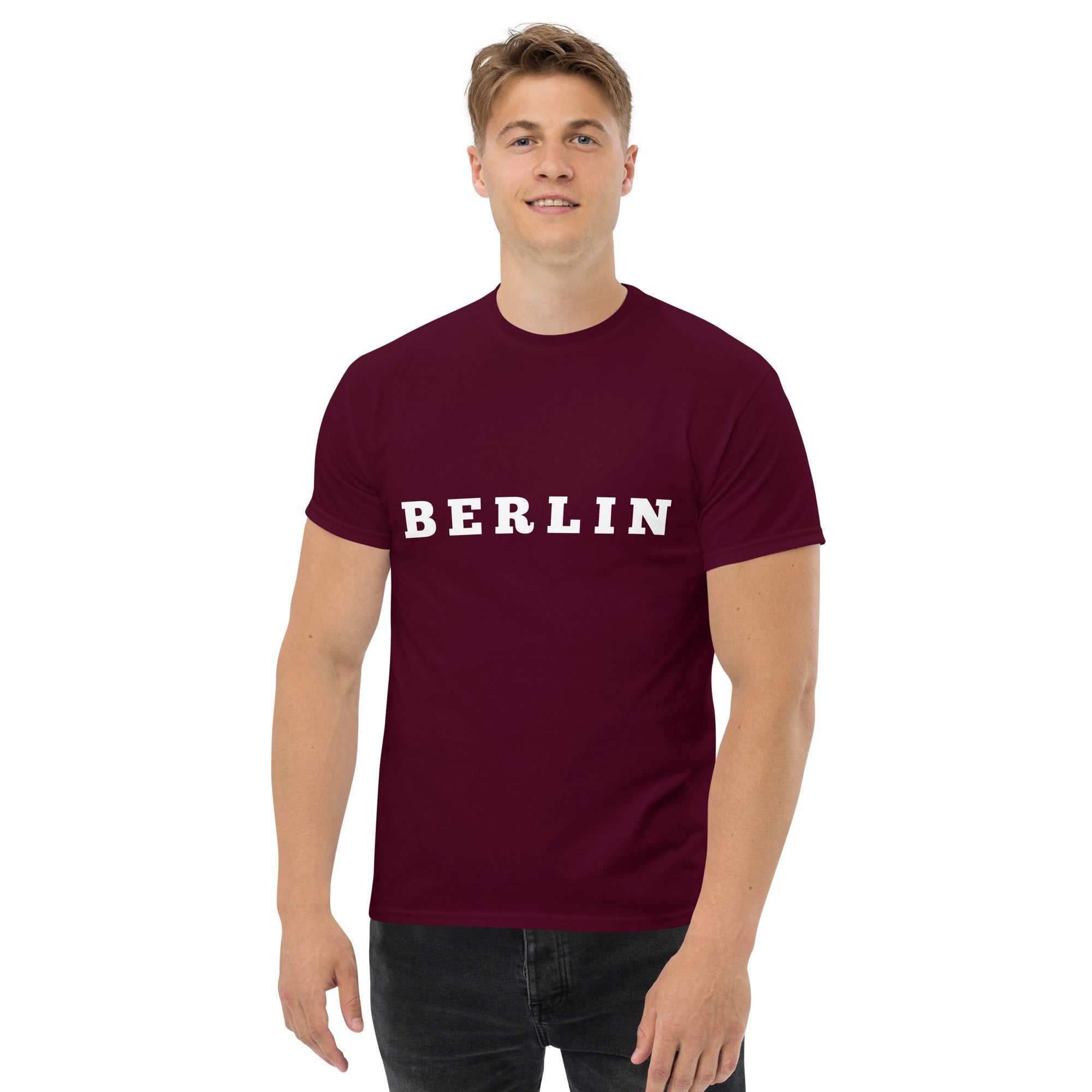 Berlin Klassisches Unisex T-ShirtDas klassische Unisex-T-Shirt aus 100 % Baumwolle sorgt für eine gerade Linie. Es sitzt schön, behält klare Linien an den Kanten und passt perfekt zu mehrschichtigenBerlin Klassisches Unisex