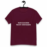 "Nur Gucken Nicht Anfassen"Klassisches Unisex T-ShirtDas klassische Unisex-T-Shirt aus 100 % Baumwolle sorgt für eine gerade Linie. Es sitzt schön, behält klare Linien an den Kanten und passt perfekt zu mehrschichtigen"Nur Gucken Nicht Anfassen"Klassisches Unisex