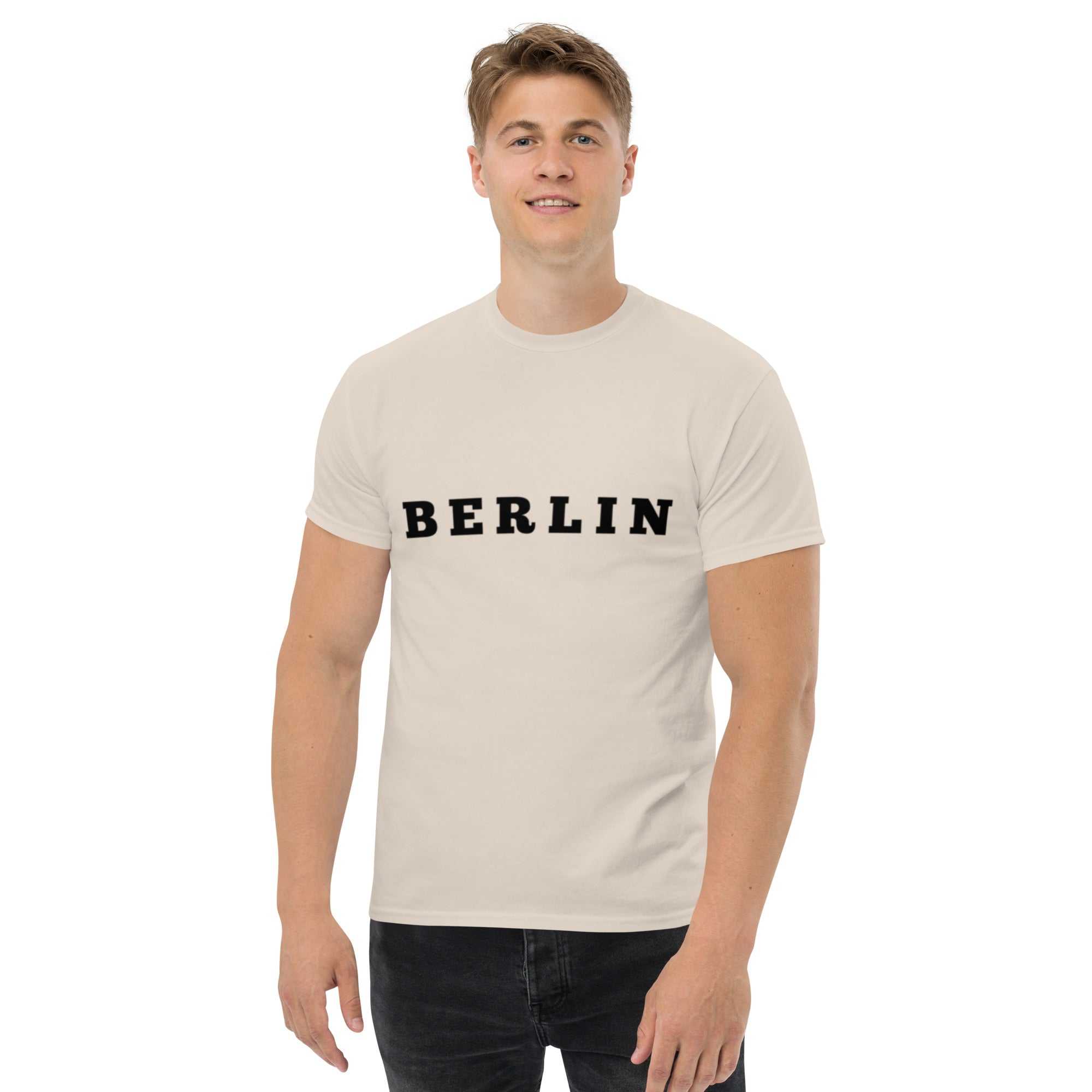 Berlin Klassisches Unisex T-ShirtDas klassische Unisex-T-Shirt aus 100 % Baumwolle sorgt für eine gerade Linie. Es sitzt schön, behält klare Linien an den Kanten und passt perfekt zu mehrschichtigenBerlin Klassisches Unisex