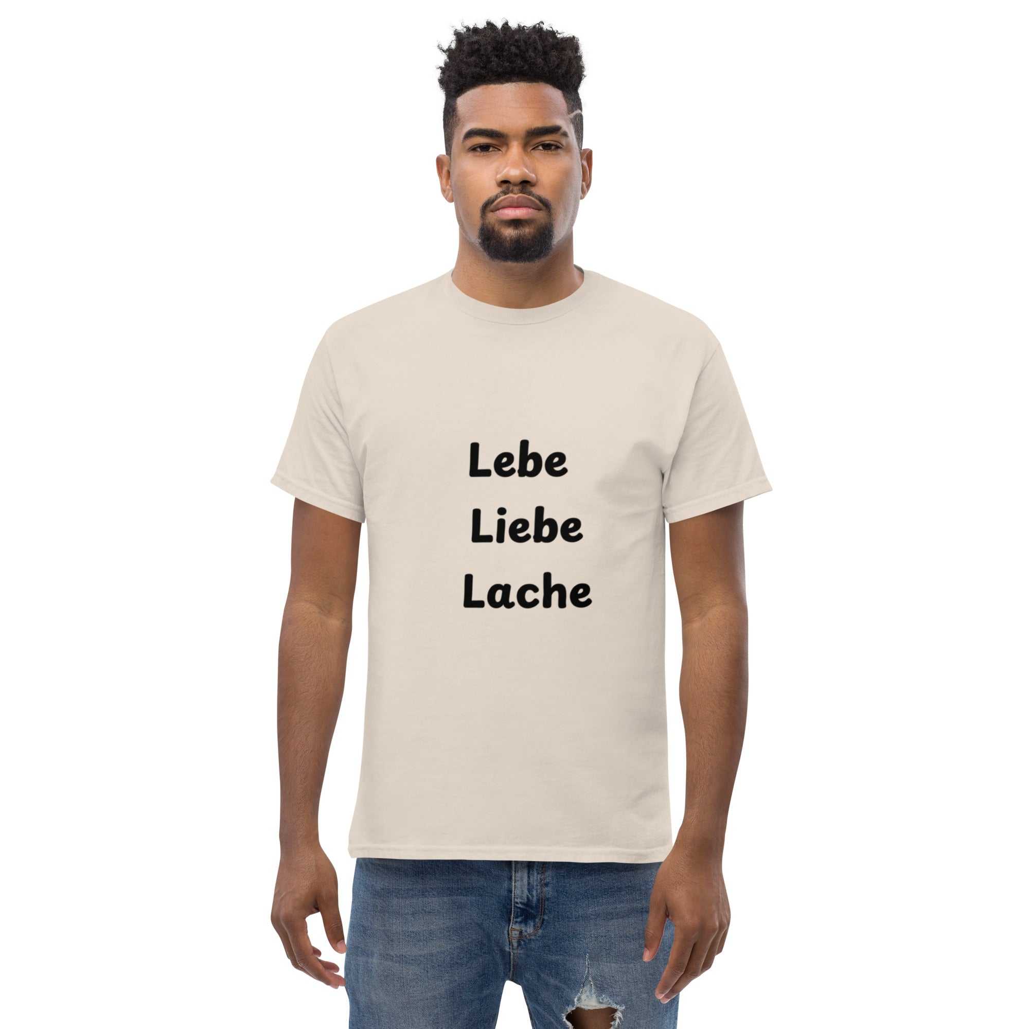 "Lebe, Liebe, Lache" kurzes Zitat Klassisches Unisex T-ShirtDas klassische Unisex-T-Shirt aus 100 % Baumwolle sorgt für eine gerade Linie. Es sitzt schön, behält klare Linien an den Kanten und passt perfekt zu mehrschichtigen"Lebe, Liebe, Lache" kurzes Zitat Klassisches Unisex