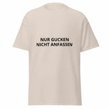 "Nur Gucken Nicht Anfassen"Klassisches Unisex T-ShirtDas klassische Unisex-T-Shirt aus 100 % Baumwolle sorgt für eine gerade Linie. Es sitzt schön, behält klare Linien an den Kanten und passt perfekt zu mehrschichtigen"Nur Gucken Nicht Anfassen"Klassisches Unisex