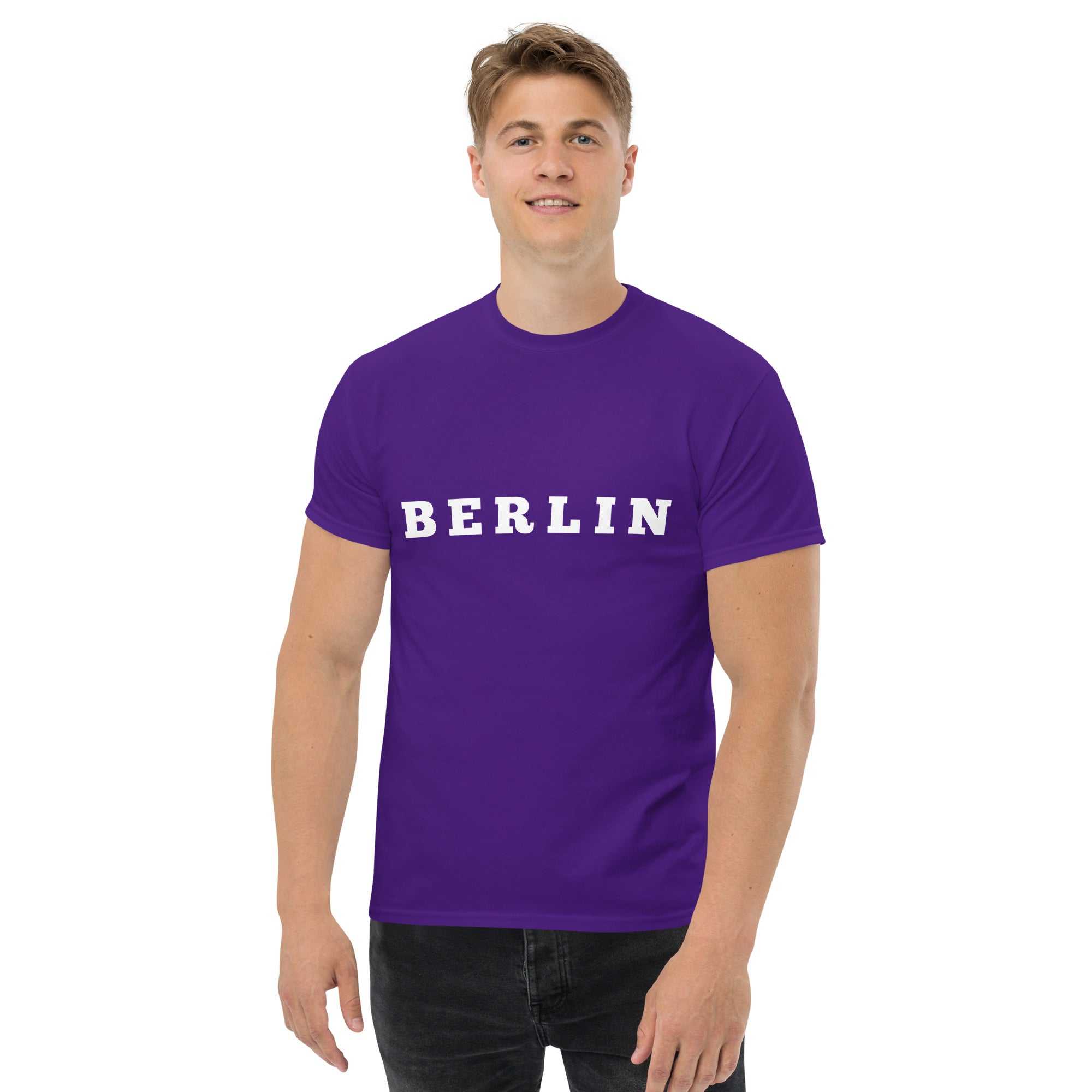 Berlin Klassisches Unisex T-ShirtDas klassische Unisex-T-Shirt aus 100 % Baumwolle sorgt für eine gerade Linie. Es sitzt schön, behält klare Linien an den Kanten und passt perfekt zu mehrschichtigenBerlin Klassisches Unisex