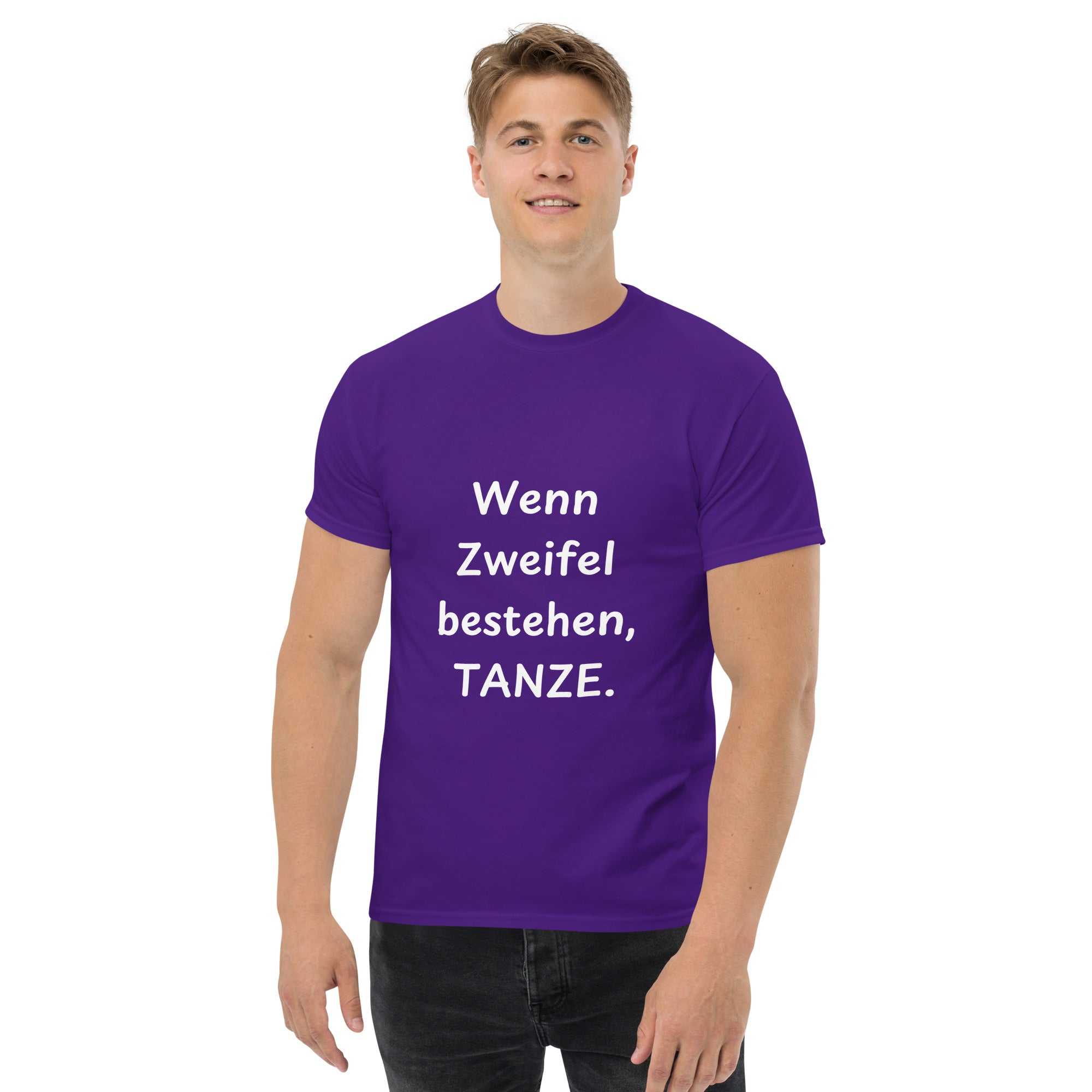 "Wenn Zweifel bestehen, tanze." Lustig Zitat Klassisches Unisex T-ShirDas klassische Unisex-T-Shirt aus 100 % Baumwolle sorgt für eine gerade Linie. Es sitzt schön, behält klare Linien an den Kanten und passt perfekt zu mehrschichtigen"Wenn Zweifel bestehen, tanze