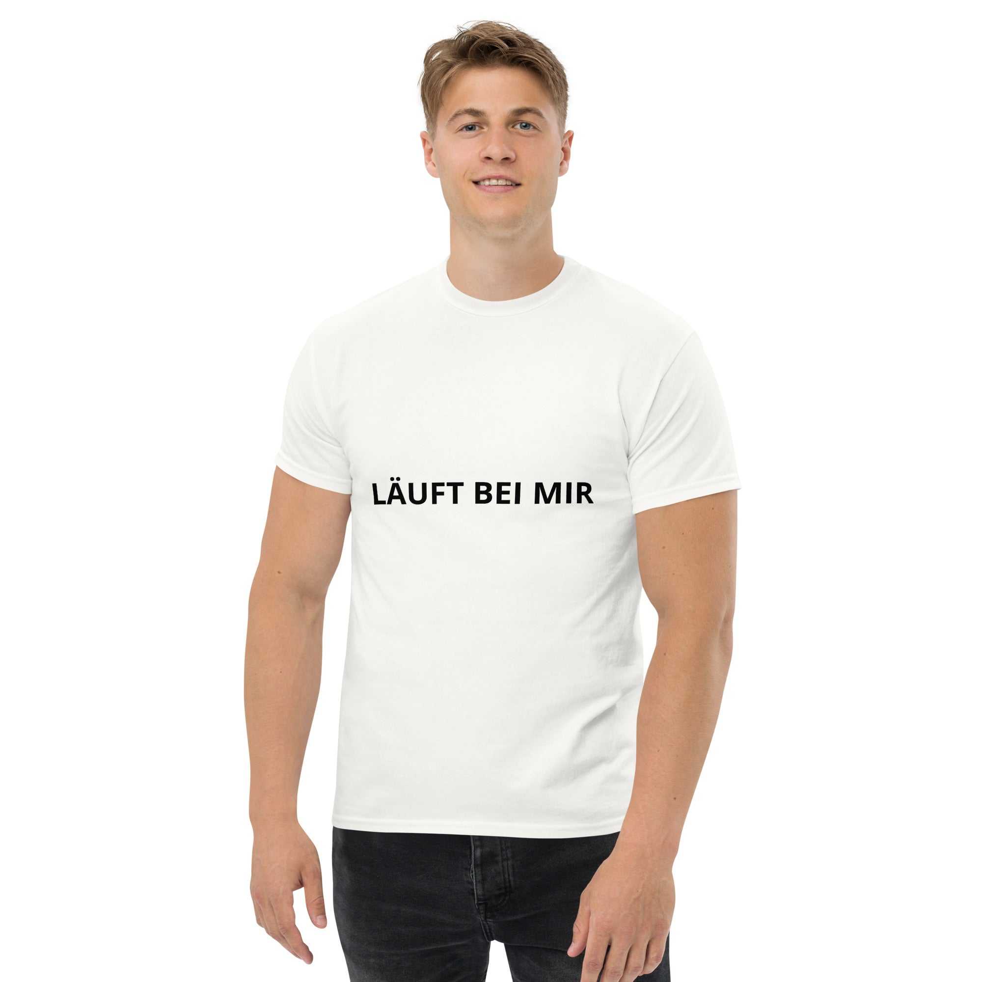 "Läuft bei mir" Klassisches Unisex T-ShirtDas klassische Unisex-T-Shirt aus 100 % Baumwolle sorgt für eine gerade Linie. Es sitzt schön, behält klare Linien an den Kanten und passt perfekt zu mehrschichtigenäuft bei mir" Klassisches Unisex