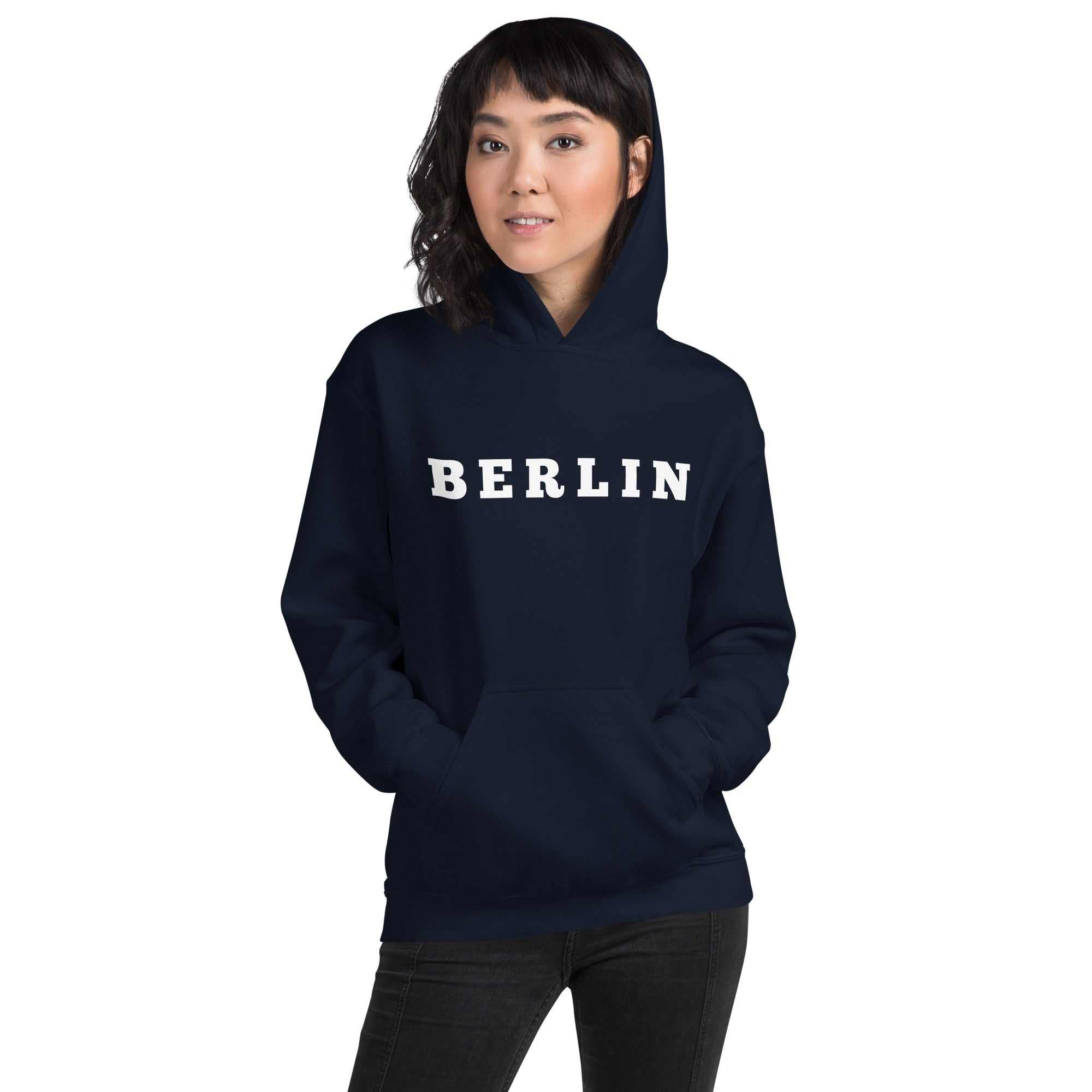 Berlin Unisex KapuzenpulloverJeder braucht einen gemütlichen Hoodie, in den man sich einkuscheln kann, also entscheide dich für einen, der weich, glatt und stylisch ist. Er ist die perfekte WahlBerlin Unisex Kapuzenpullover