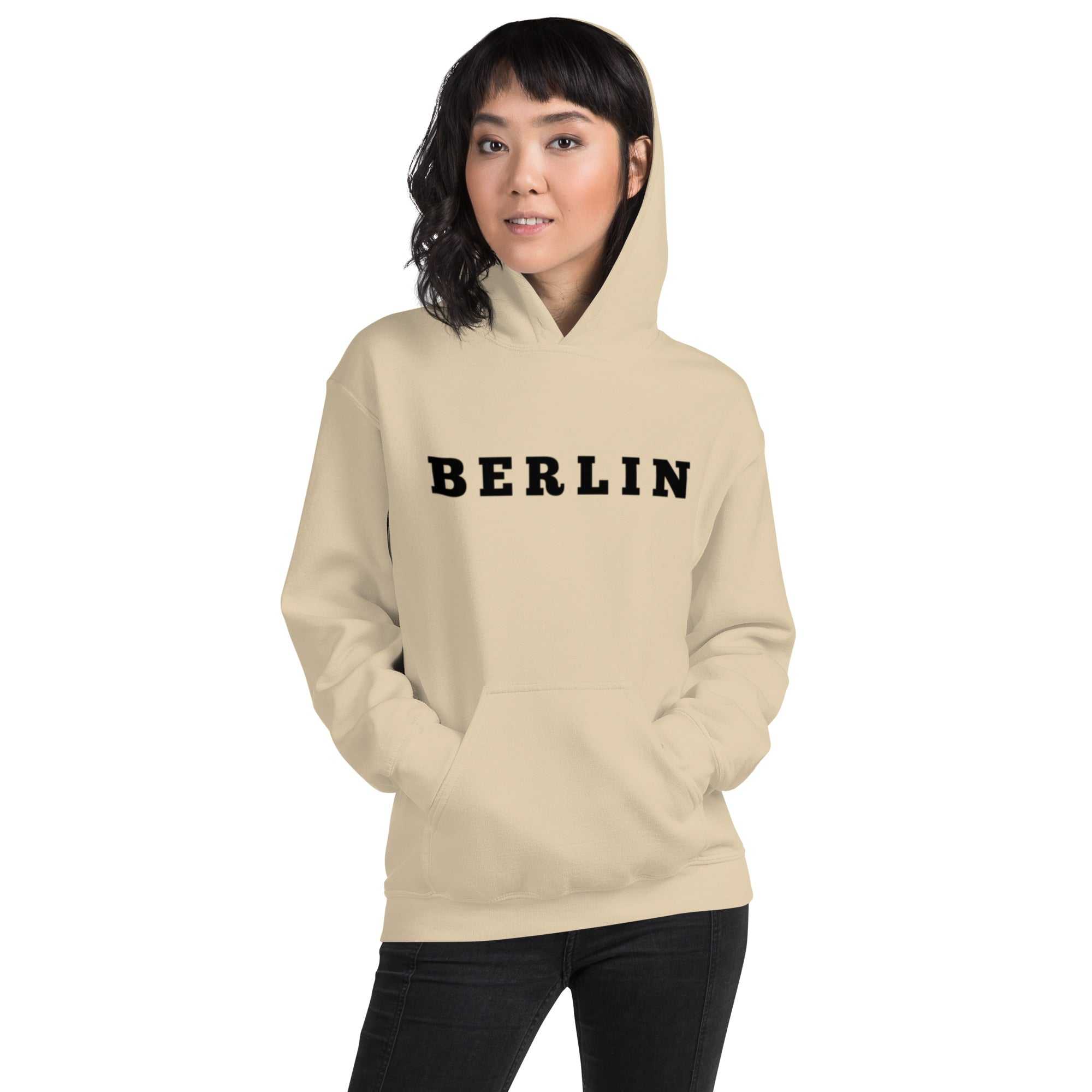 Berlin Unisex KapuzenpulloverJeder braucht einen gemütlichen Hoodie, in den man sich einkuscheln kann, also entscheide dich für einen, der weich, glatt und stylisch ist. Er ist die perfekte WahlBerlin Unisex Kapuzenpullover