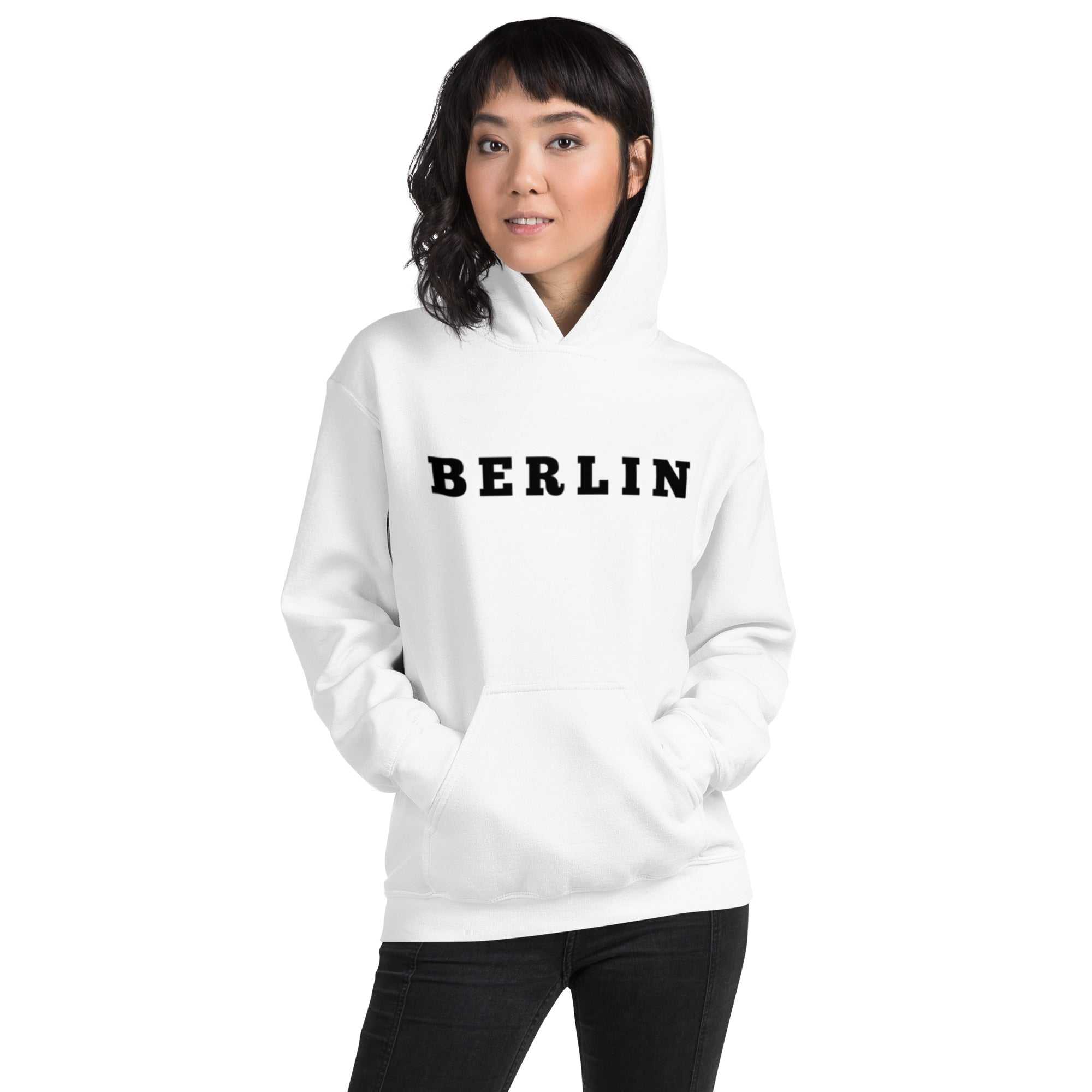 Berlin Unisex KapuzenpulloverJeder braucht einen gemütlichen Hoodie, in den man sich einkuscheln kann, also entscheide dich für einen, der weich, glatt und stylisch ist. Er ist die perfekte WahlBerlin Unisex Kapuzenpullover