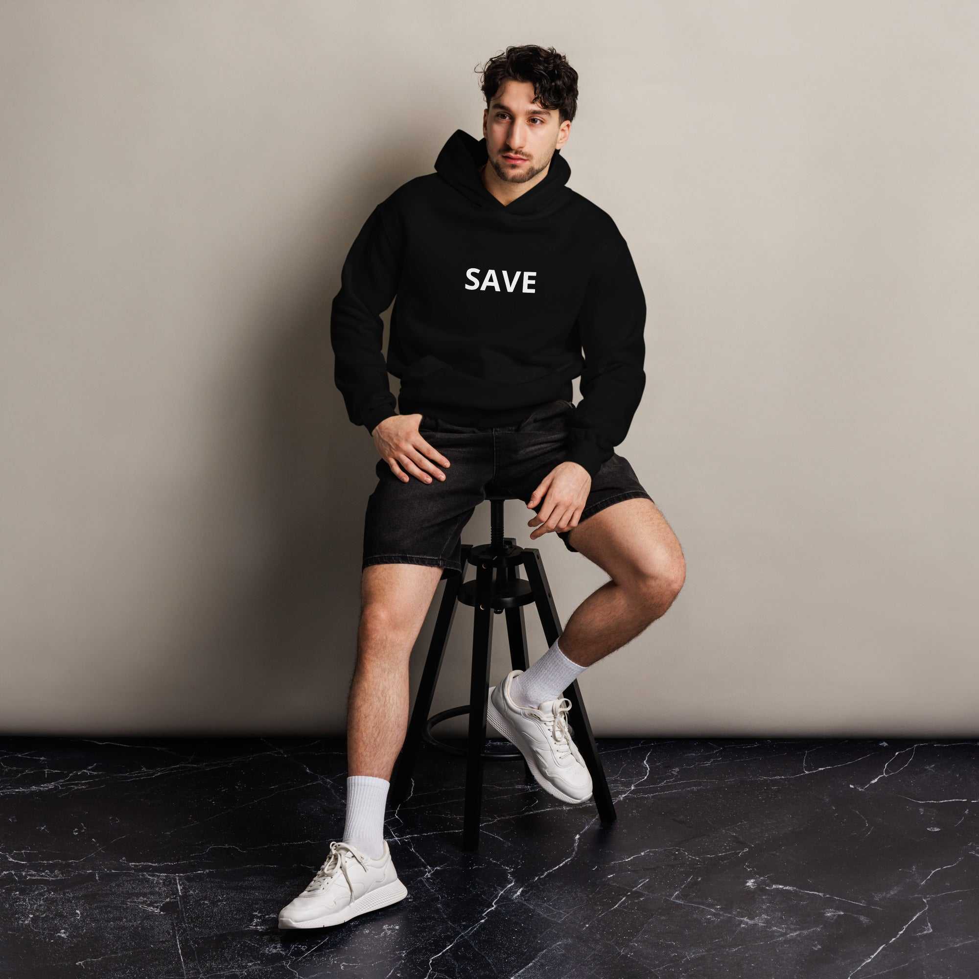 "SAVE" Oversized-Unisex-HoodieMit diesem trendigen Oversized Hoodie setzt du überall einen stilvollen Akzent. Er eignet sich hervorragend zum Überziehen, hat eine lockere Passform und ist aus bes"SAVE" Oversized-Unisex-Hoodie